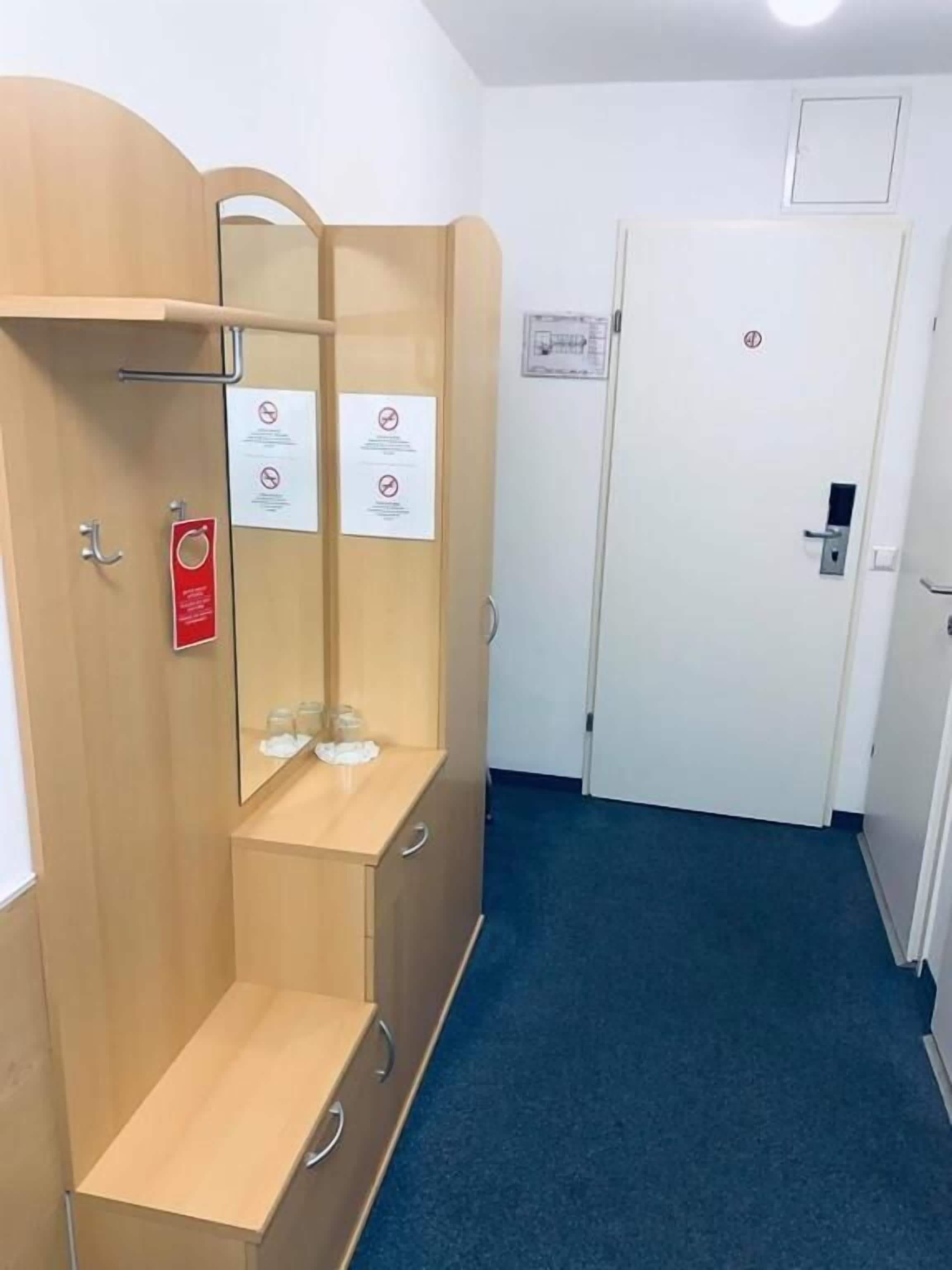 single room | room amenity