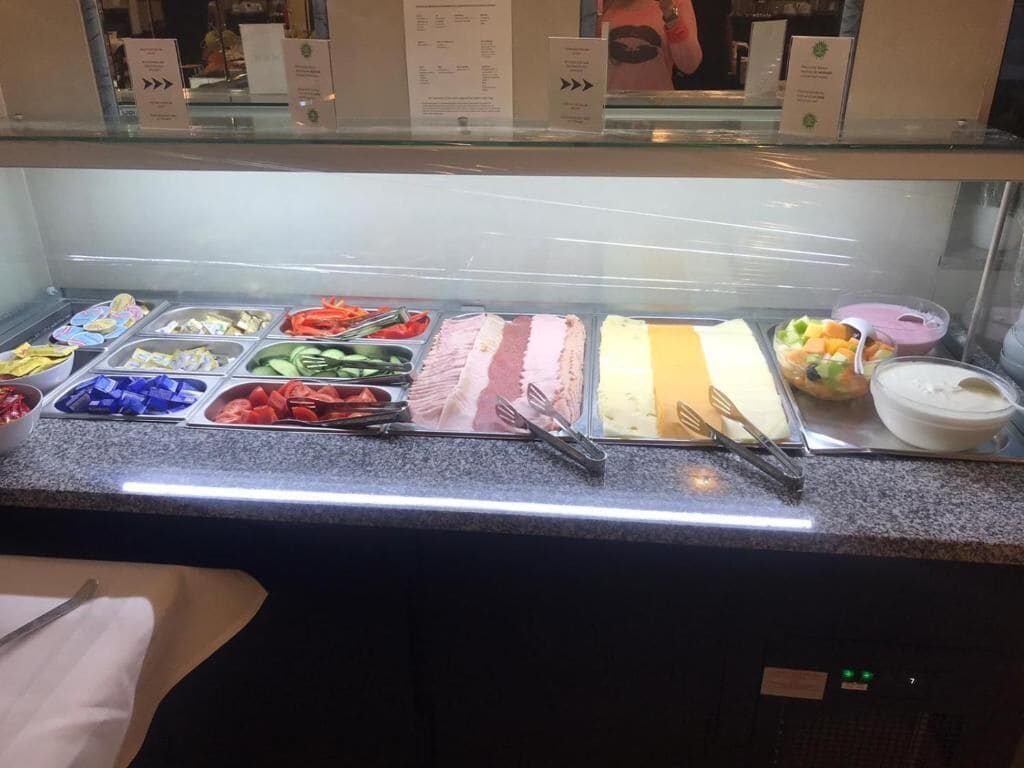 朝食 (ビュッフェ)、毎日提供 (無料)