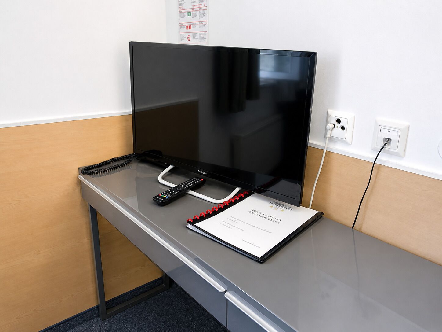 Cofres nos quartos, escrivaninha, berços grátis, Wi-Fi de cortesia