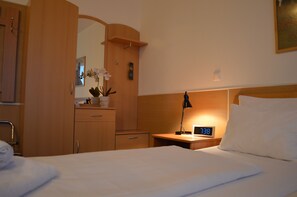 In-room safe, desk, free WiFi, bed sheets - Hotel Donaustadt Kagran (Vienna)