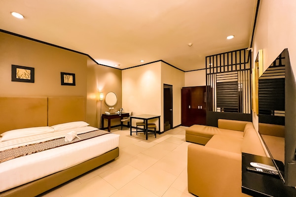 Deluxe Room | In-room safe, desk, free WiFi, bed sheets