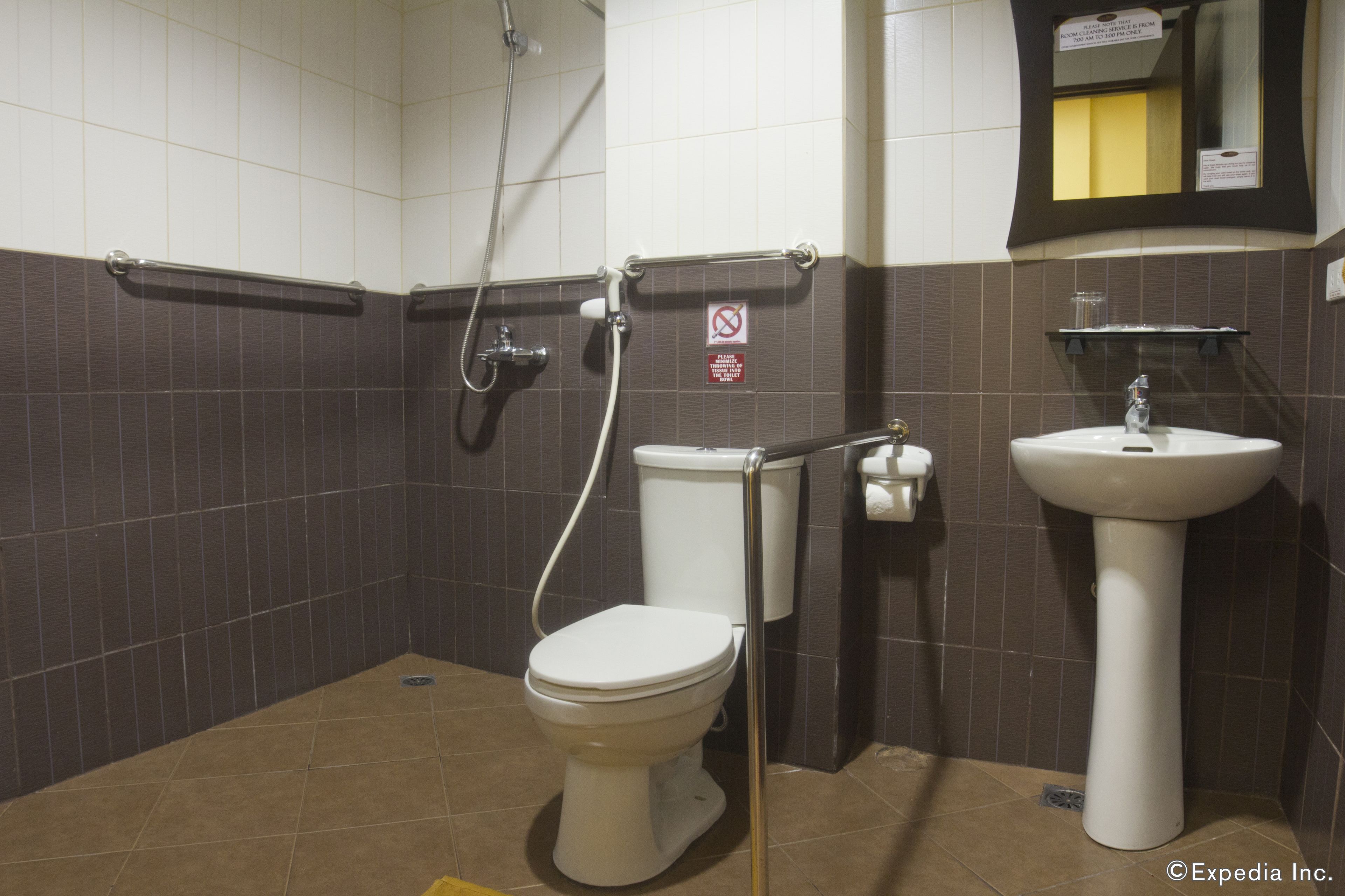 Un baño con inodoro, bidé y lavamanos.