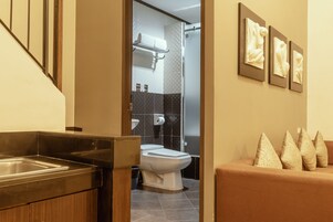 Loft | Baño | Zapatillas, bidé y toallas