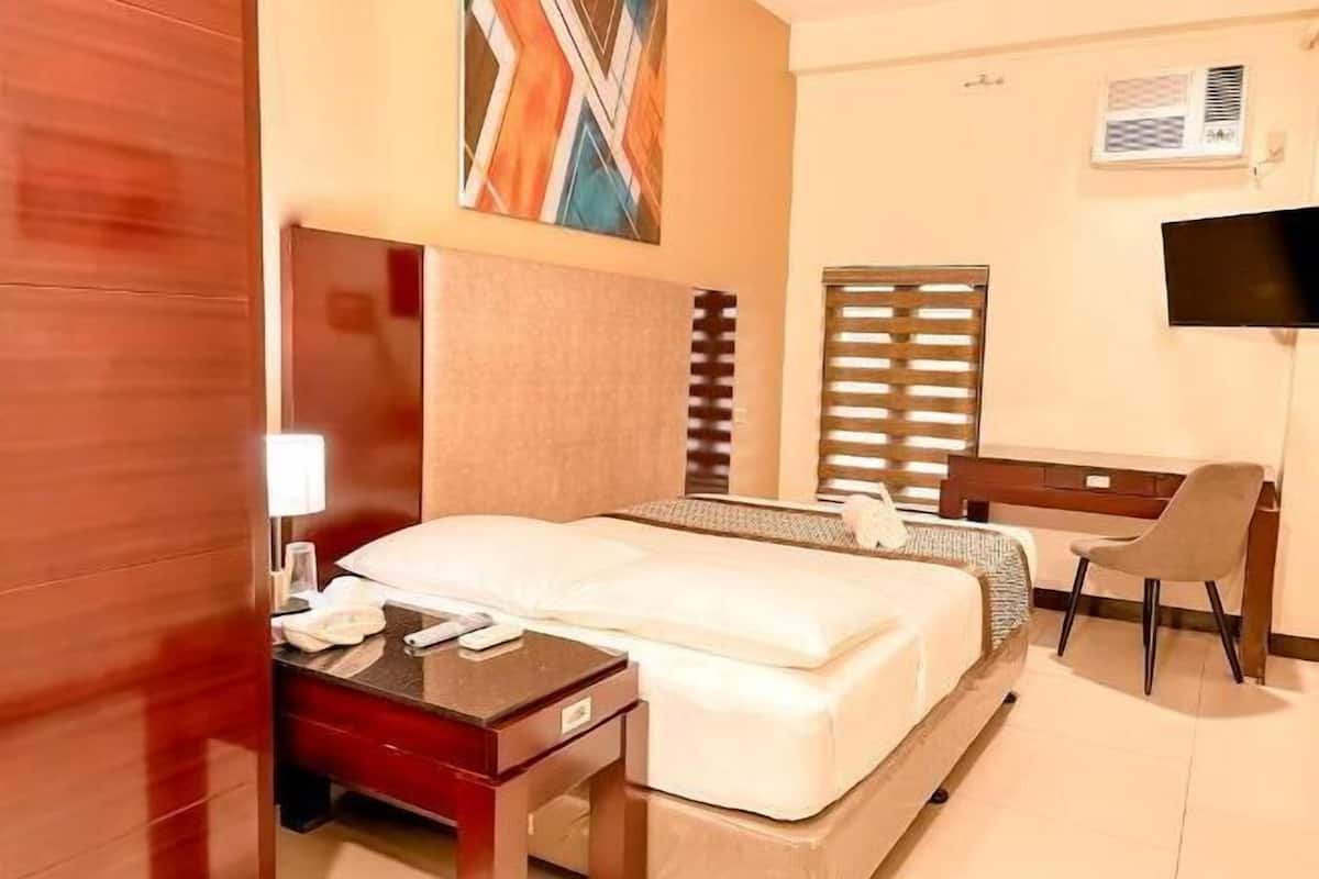1 bedroom, in-room safe, desk, free WiFi
