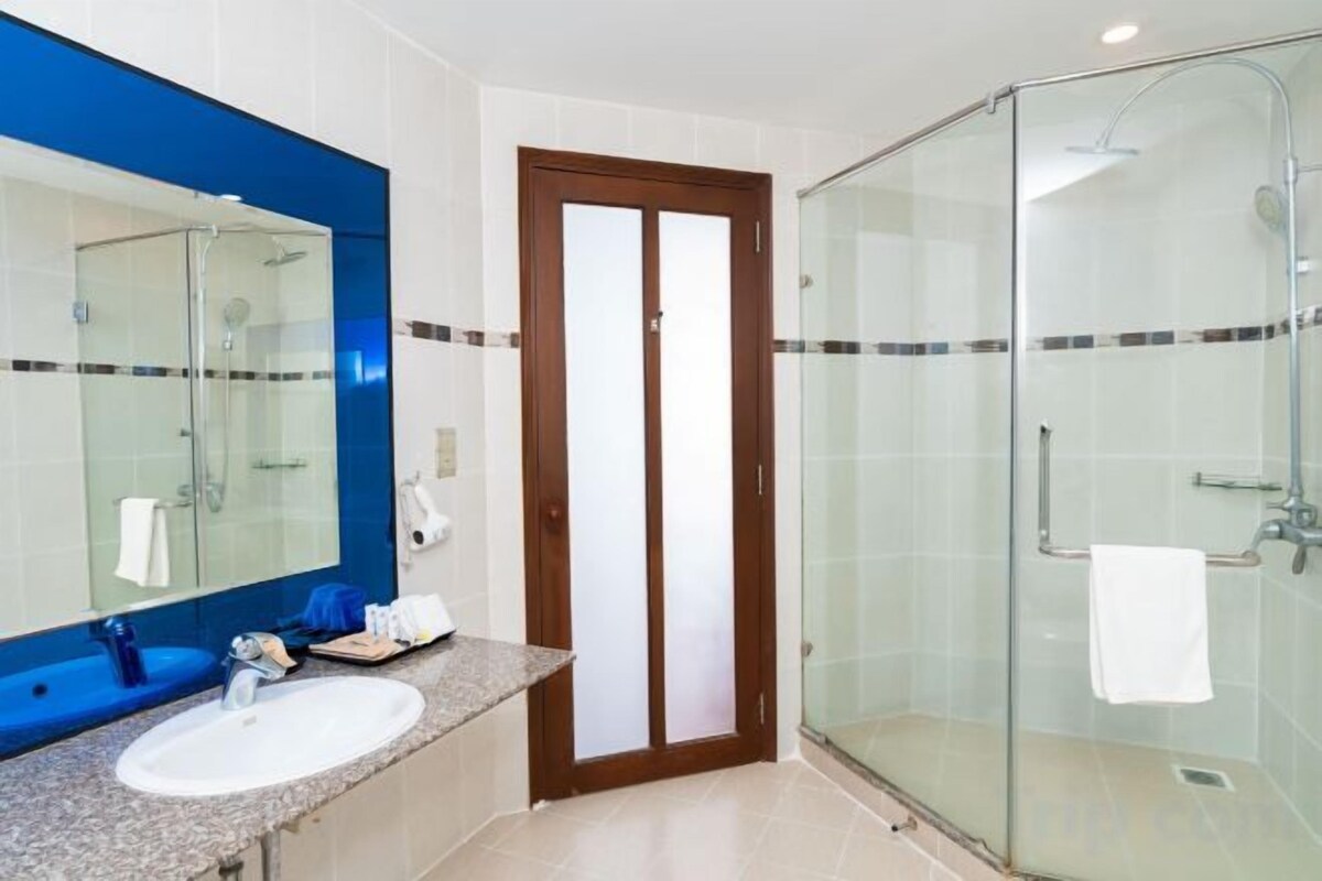 Separate tub and shower, rainfall showerhead, free toiletries