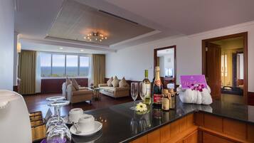 Junior Suite, 1 Katil Raja (King), Ocean View | Bar mini, peti besi dalam bilik, meja, langsir/tirai gelap terus