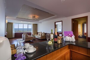 Minibar, caja de seguridad en la habitación y escritorio