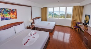 Family Room, Ocean View | Bar mini, peti besi dalam bilik, meja, langsir/tirai gelap terus