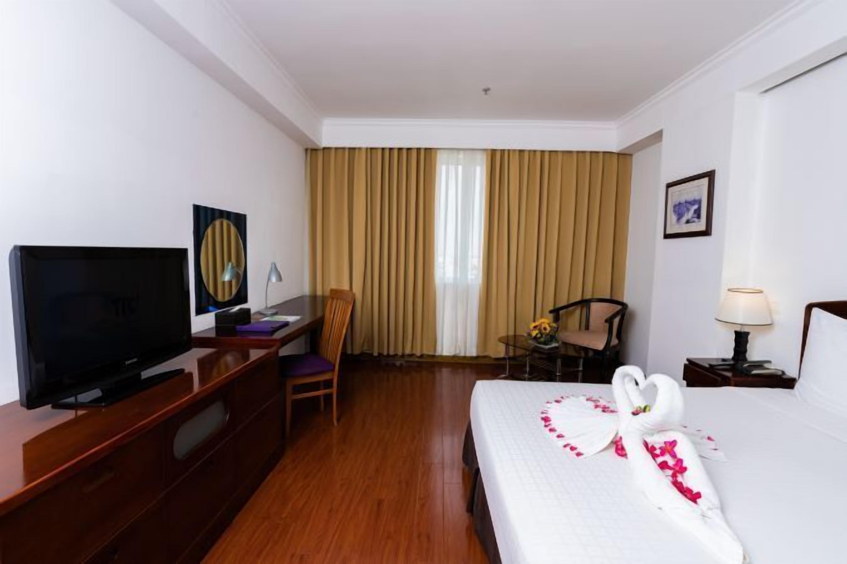 Minibar, caja de seguridad en la habitación y escritorio 