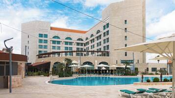 حمّام سباحة خارجي