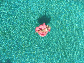 3 piscinas externas, guarda-sóis, espreguiçadeiras