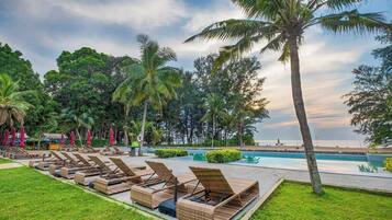 3 outdoor pools, pool umbrellas, sun loungers