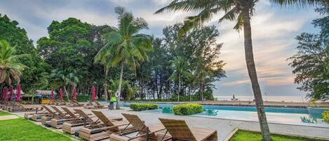 3 outdoor pools, pool umbrellas, sun loungers