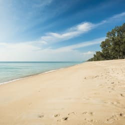 Pantai persendirian, tuala pantai, urut tepi pantai, bar pantai