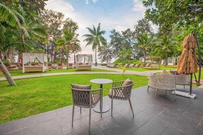 Se sirven desayunos, almuerzos y cenas; con vista al mar