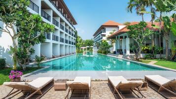 3 outdoor pools, pool umbrellas, sun loungers