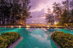 3 piscinas externas, guarda-sóis, espreguiçadeiras