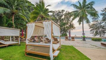 Breakfast, lunch, dinner served; sea views
