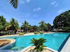 3 piscinas al aire libre, sombrillas, sillones reclinables de piscina