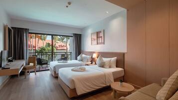 Deluxe Twin Pool View | Minibar, safe på rommet og individuelt dekorert