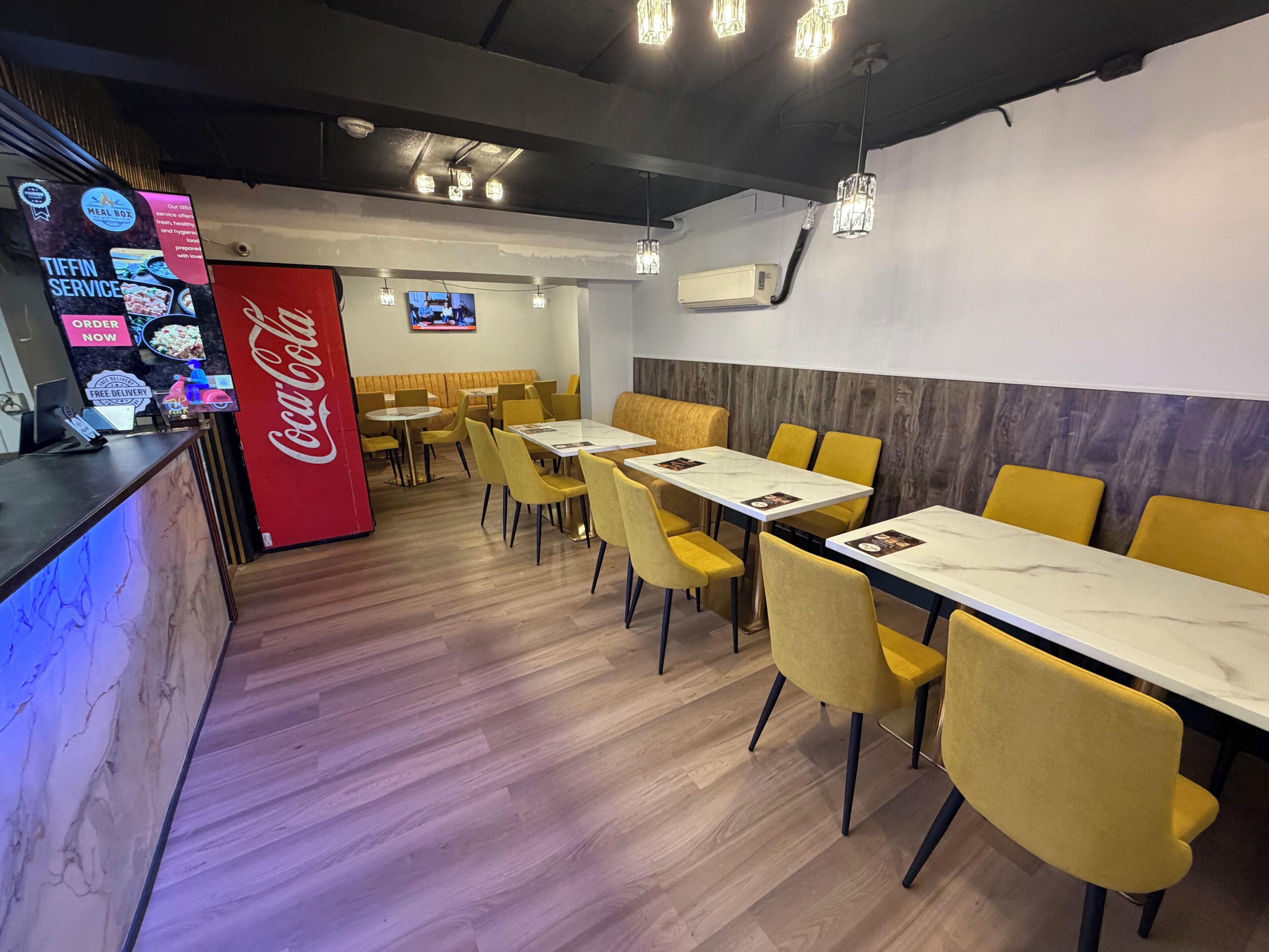 Phục vụ bữa trưa và bữa tối, các món ăn phong cách fusion 