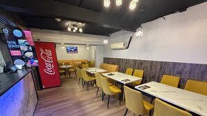 朝食、ランチ、ディナー、ブランチに営業