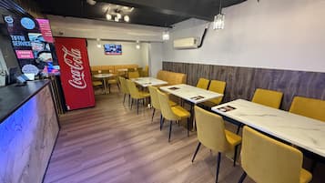 Phục vụ bữa trưa và bữa tối, các món ăn phong cách fusion