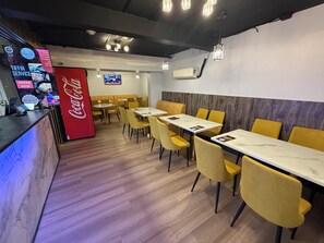 حيث تُقدم وجبات الغداء، العشاء، الإفطار المتأخر، الأطباق المختلطة