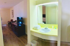 Chambre Double, 2 lits doubles, four à micro-ondes, rez-de-chaussée | Surmatelas, bureau, chambres insonorisées, Wi-Fi gratuit