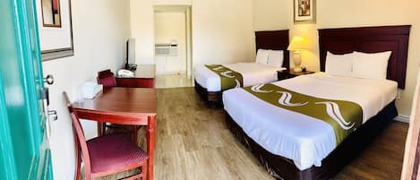 Chambre Double, 2 lits doubles, four à micro-ondes, rez-de-chaussée | Surmatelas, bureau, chambres insonorisées, Wi-Fi gratuit
