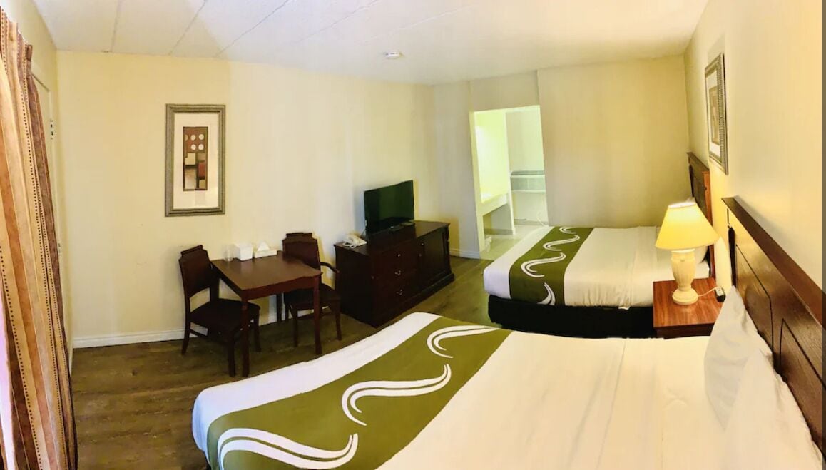 Habitació doble, 2 llits dobles, microones, planta baixa | Matalassos amb encoixinament addicional i escriptori 