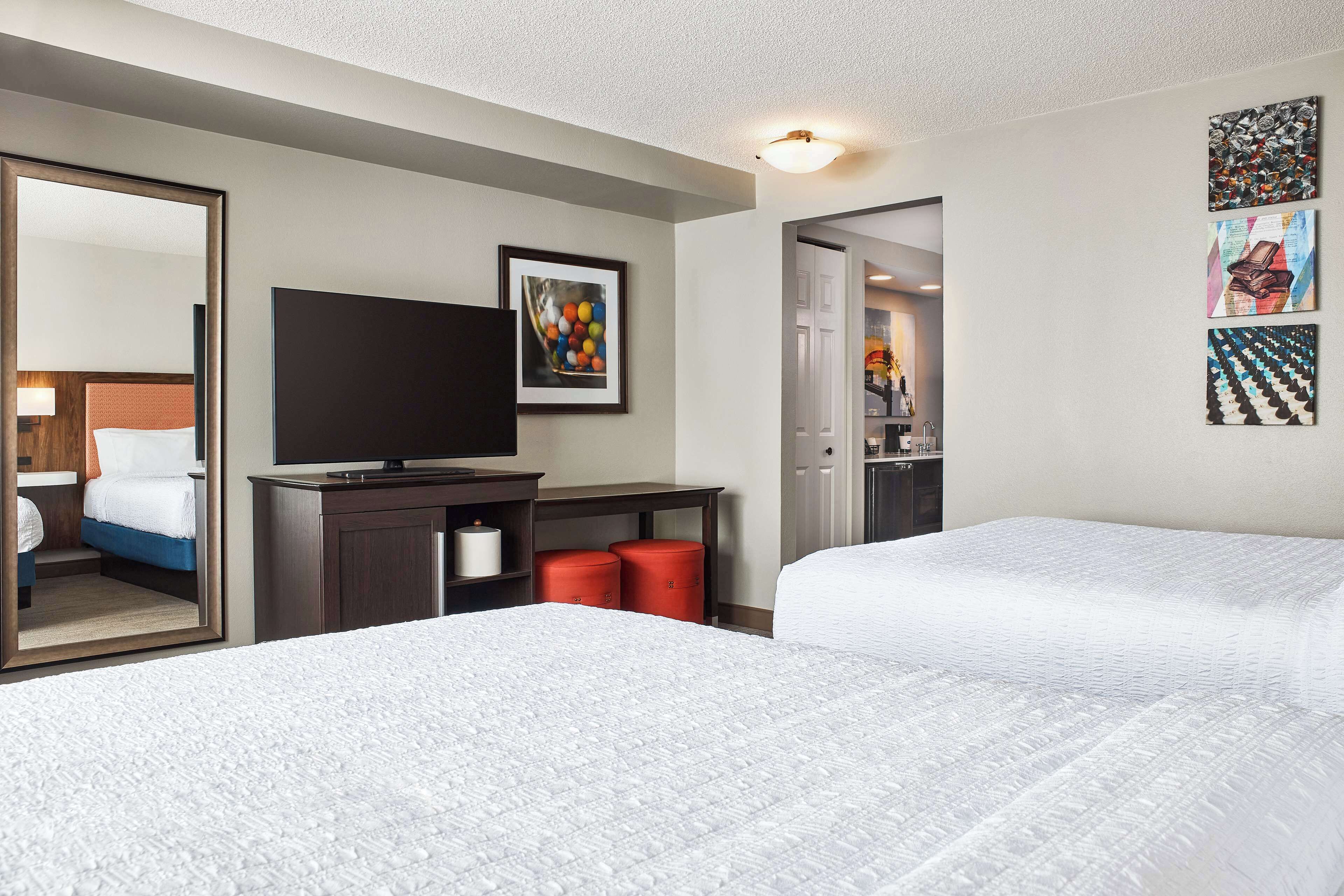 เครื่องนอนระดับพรีเมียม, ตู้นิรภัยในห้องพัก, โต๊ะทำงาน