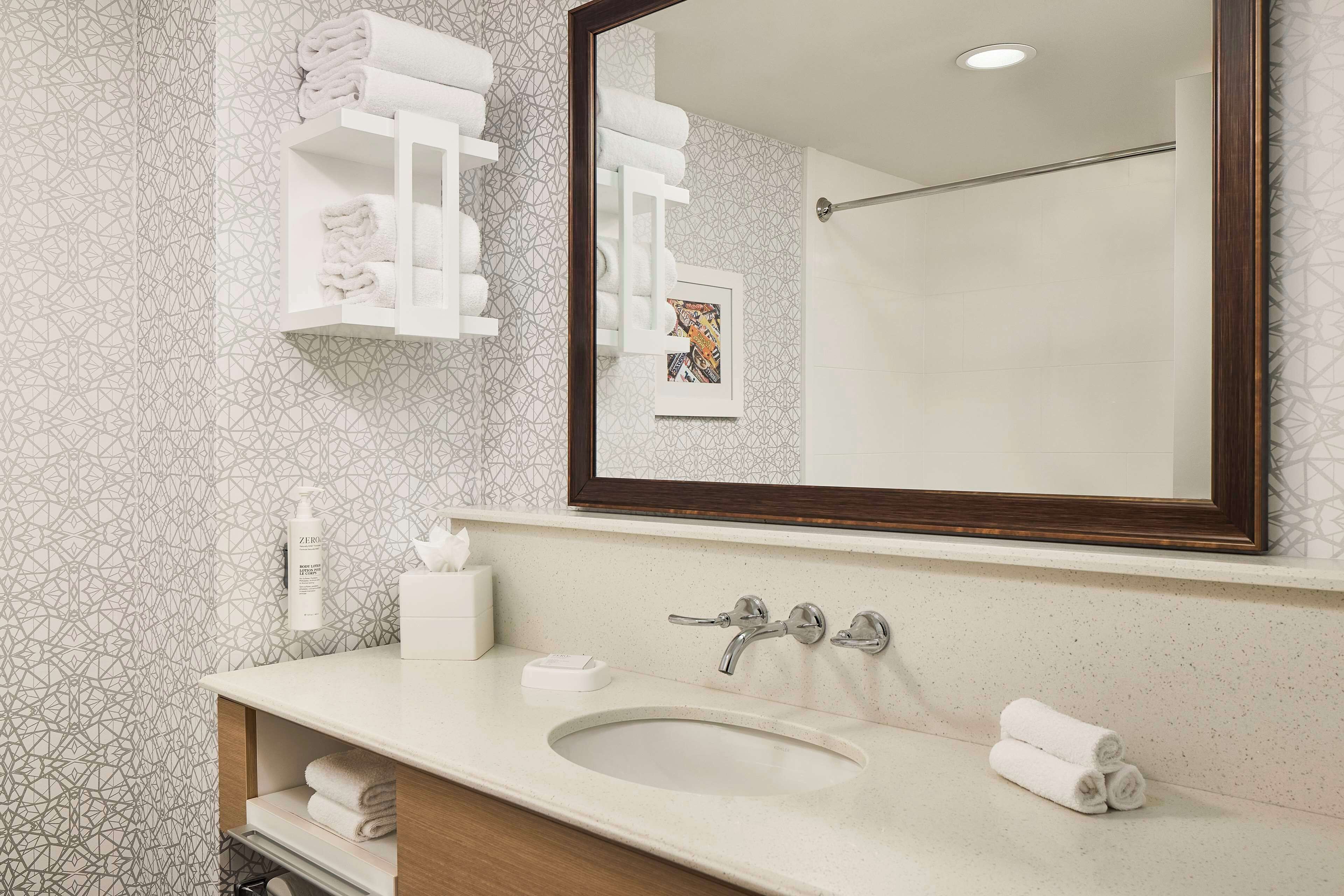 combined shower/bathtub, free toiletries, towels