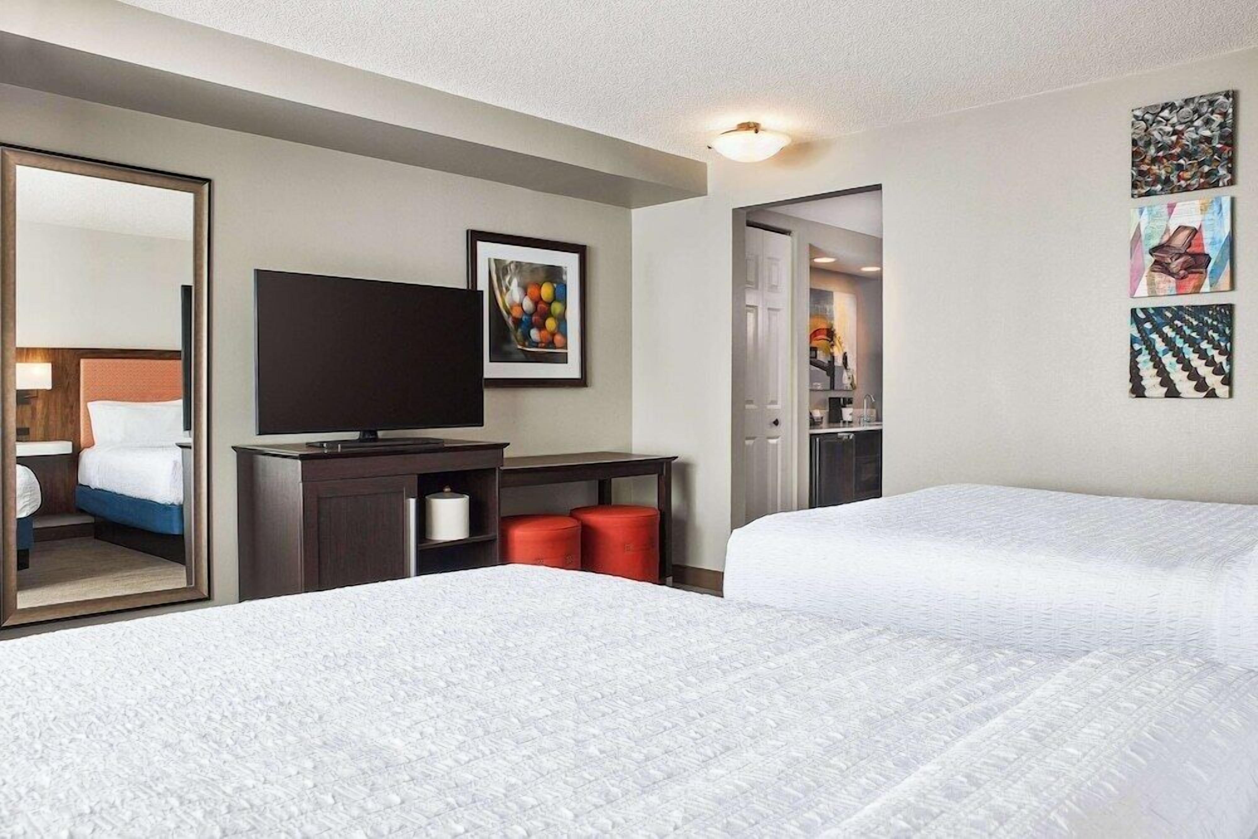 Premium bedding, in-room safe, desk, laptop workspace