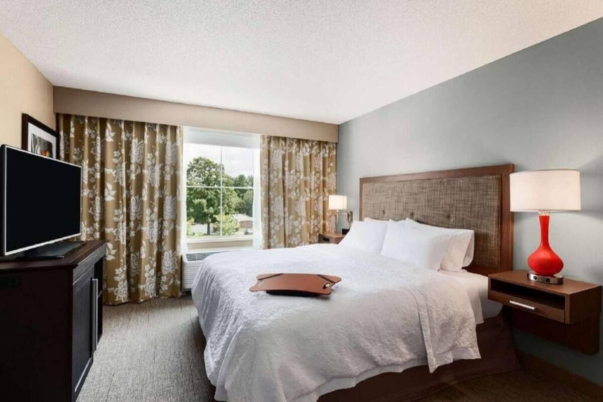 Premium bedding, in-room safe, desk, laptop workspace