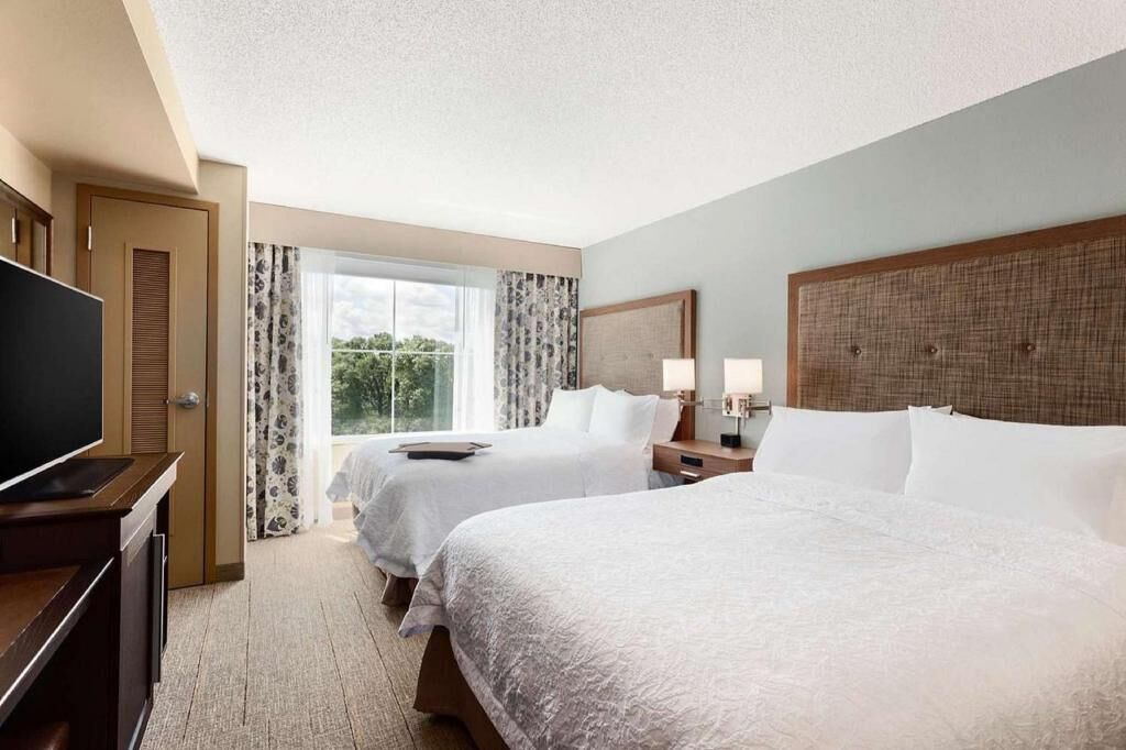 Premium bedding, in-room safe, desk, laptop workspace
