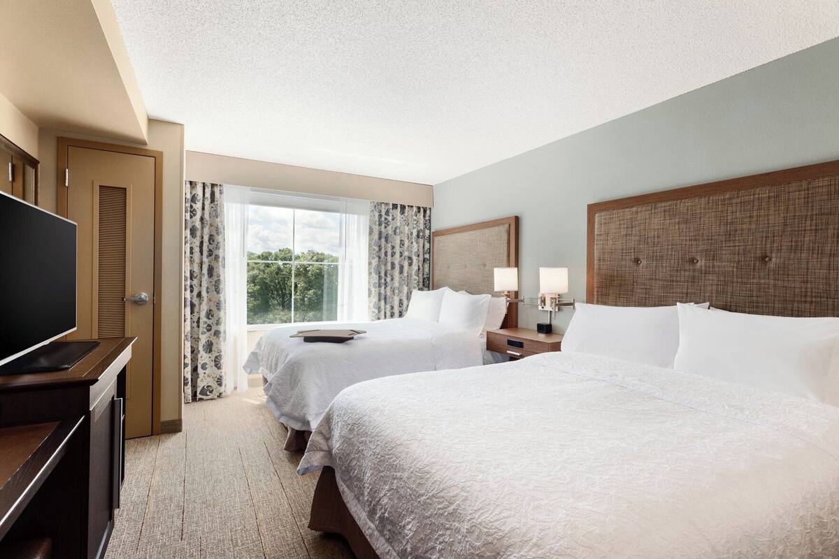 Premium bedding, in-room safe, desk, laptop workspace