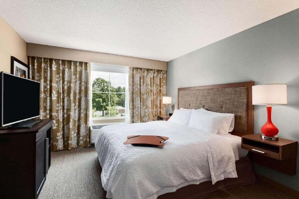 Premium bedding, in-room safe, desk, laptop workspace