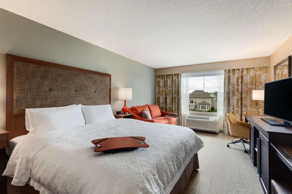 Premium bedding, in-room safe, desk, laptop workspace