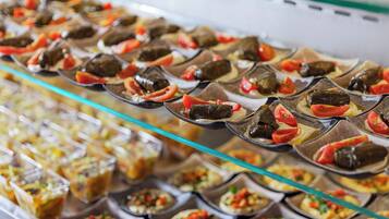Petit déjeuner buffet (50 ILS par personne)