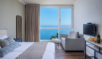 Deluxe Twin Room | In-room safe, desk, laptop workspace, soundproofing