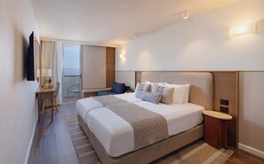 Habitación Deluxe, balcón, vista al lago | Caja de seguridad en la habitación y escritorio