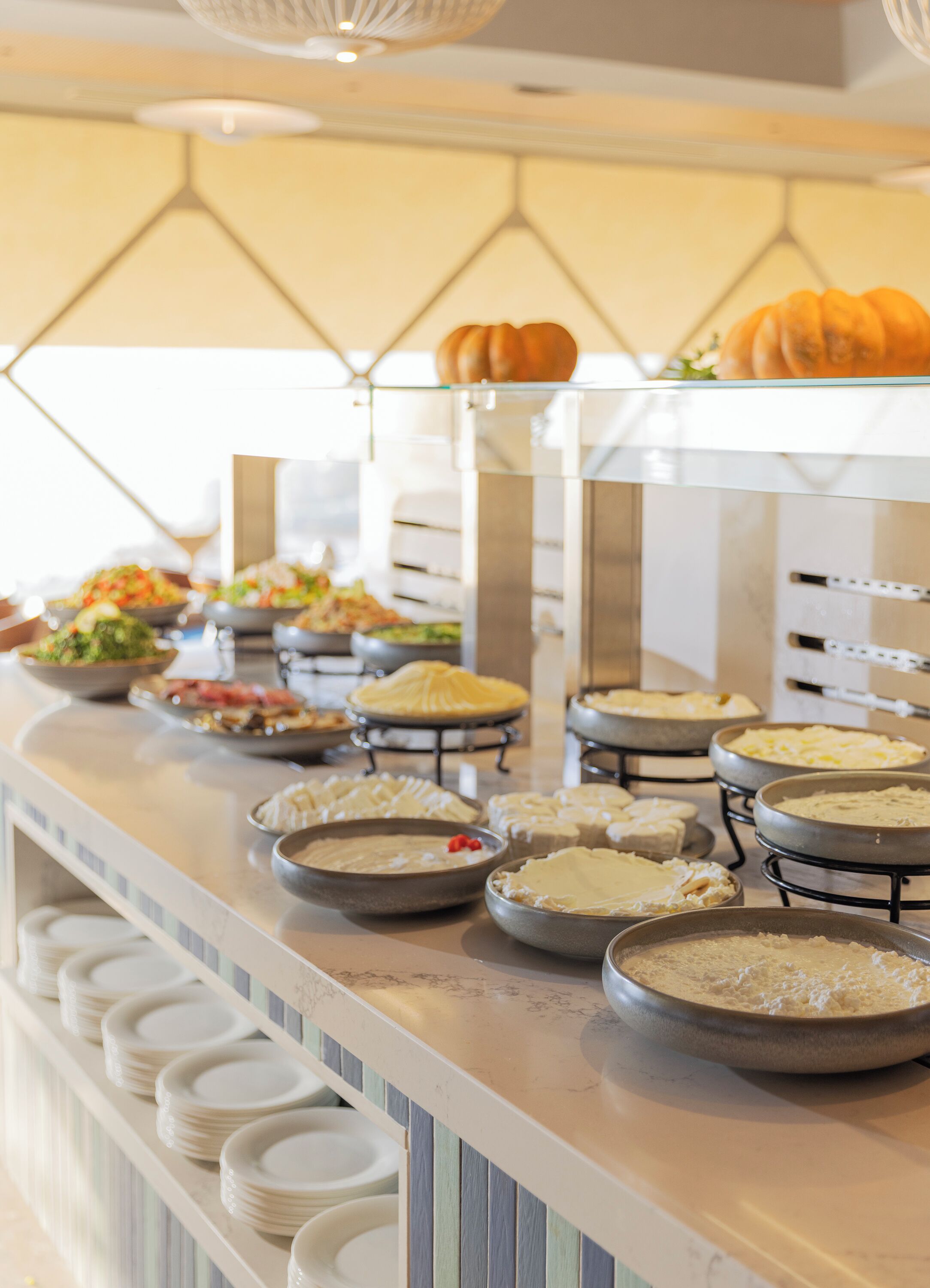 Ein reichhaltiges Buffet mit verschiedenen Speisen und einer dekorativen Kürbis.