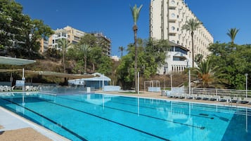 Piscine extérieure (ouverte en saison), parasols de plage