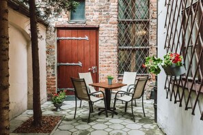 Outdoor dining - Hotel Gromada (Torun)