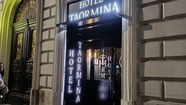 El exterior del Hotel Taormina, con su nombre bien visible sobre la entrada.