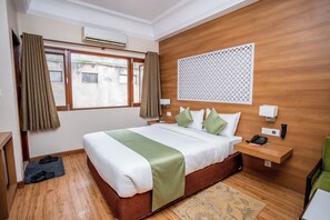 Deluxe Room | Individually furnished, desk, iron/ironing board, free WiFi