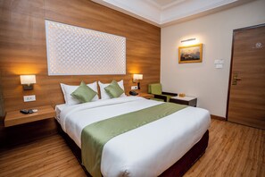 Deluxe Room | Individually furnished, desk, iron/ironing board, free WiFi