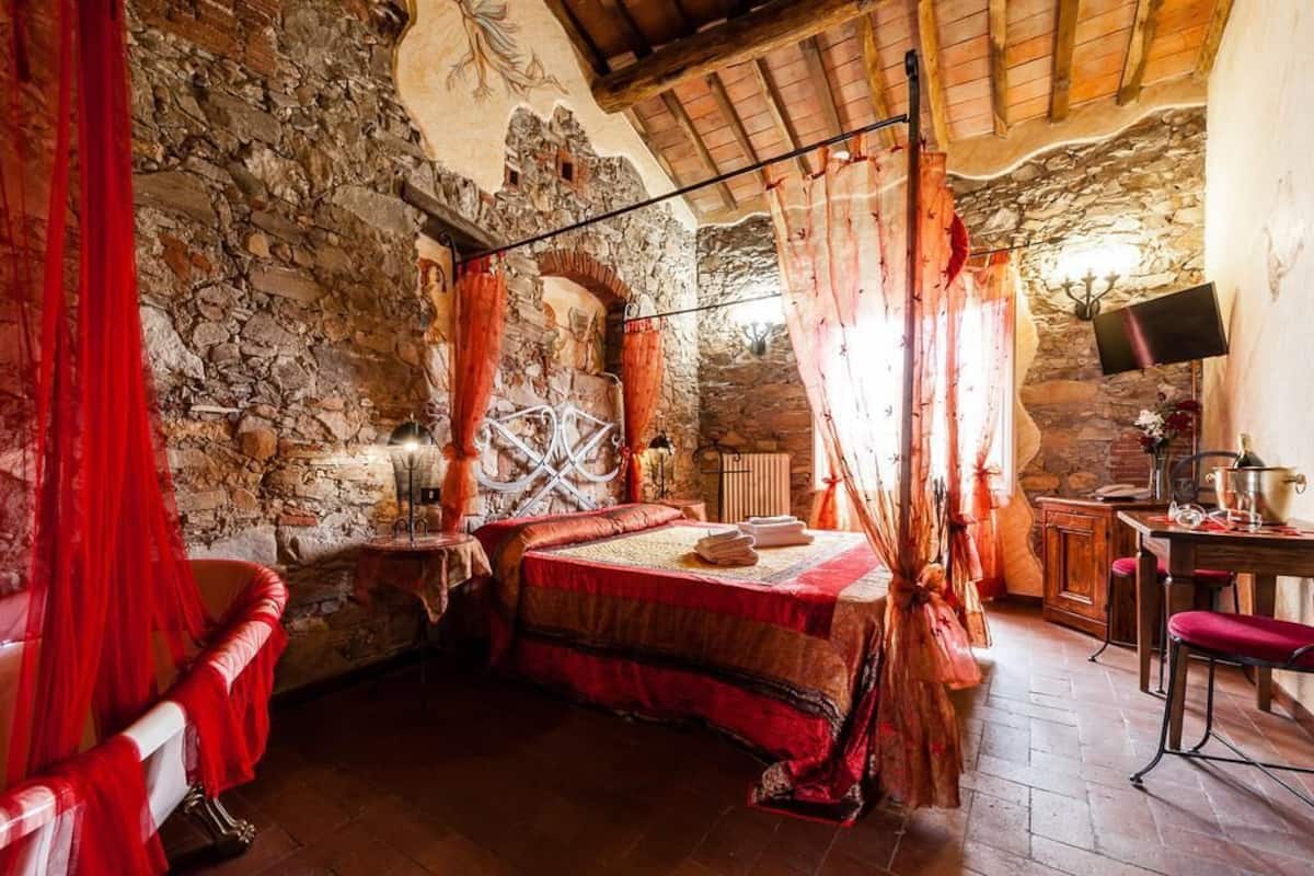 Romantische studio suite, 1 queensize bed, niet-roken, uitzicht op tuin | Een minibar, een kluis op de kamer, individueel gedecoreerd