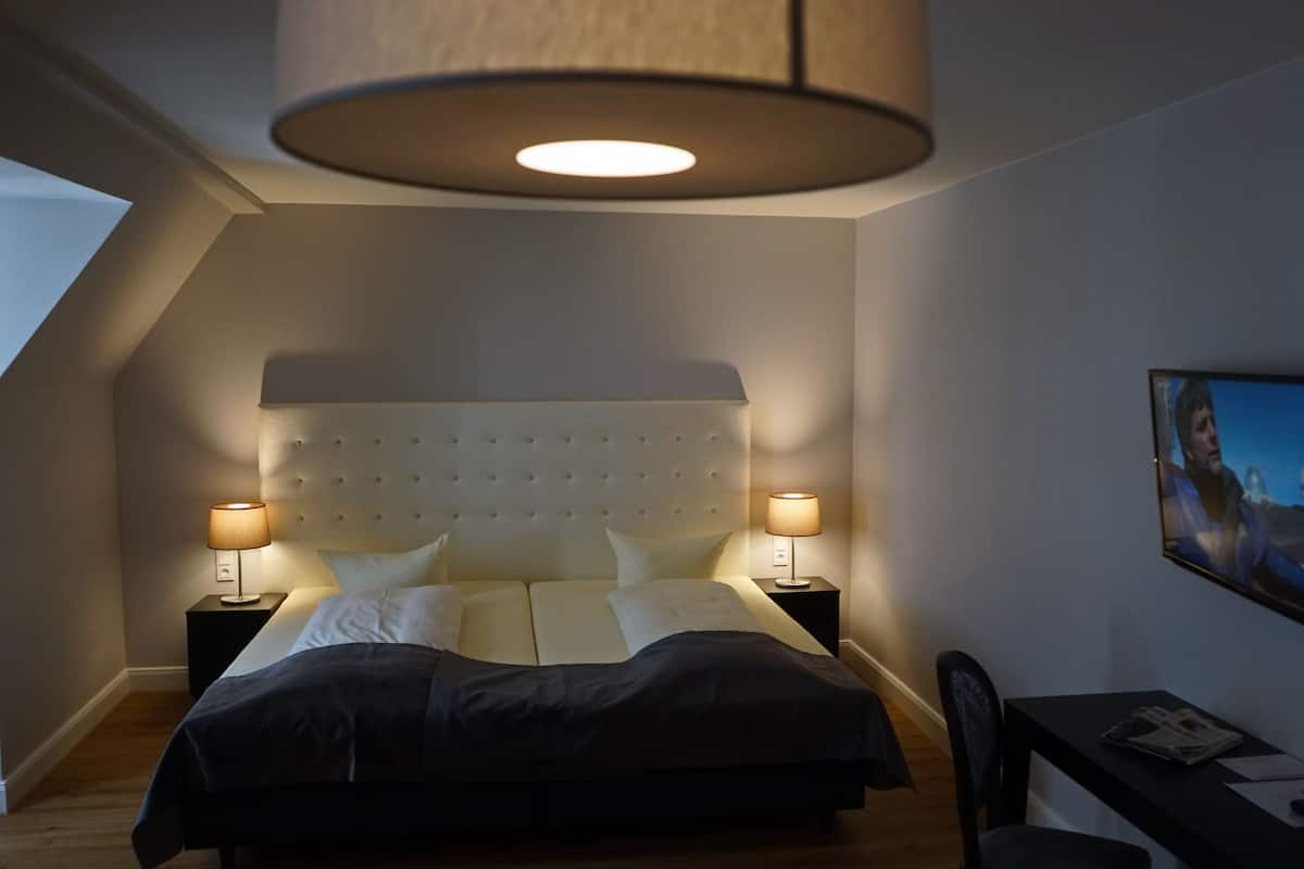 Een minibar, een kluis op de kamer, een bureau, geluiddichte muren